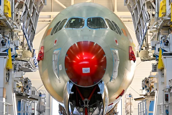 Le nouvel avion de Qantas avance dans le processus de production à l'usine Airbus.