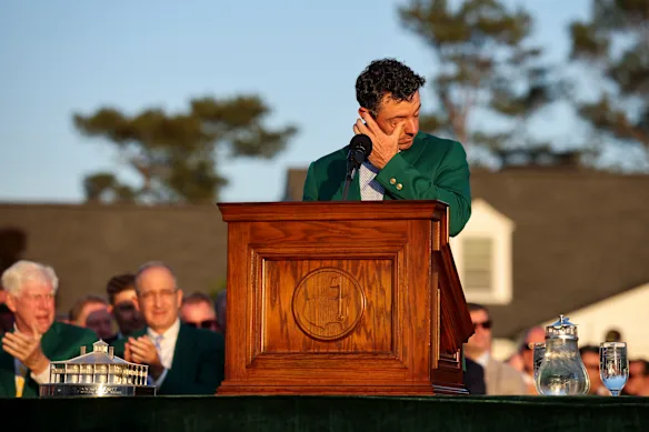 McIlroy essuie une larme lors de son discours de vainqueur.