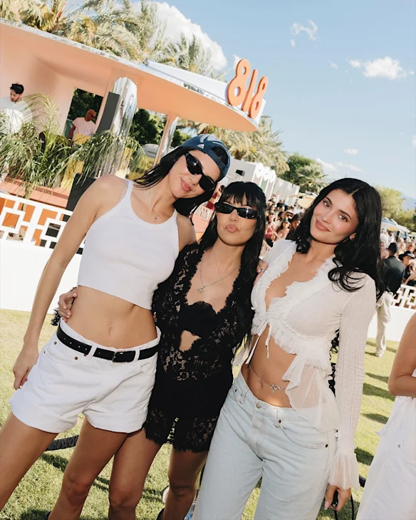 Kendall Jenner, Kourtney Kardashian et Kylie Jenner à l'avant-poste 8181 à Coachella, 2026.