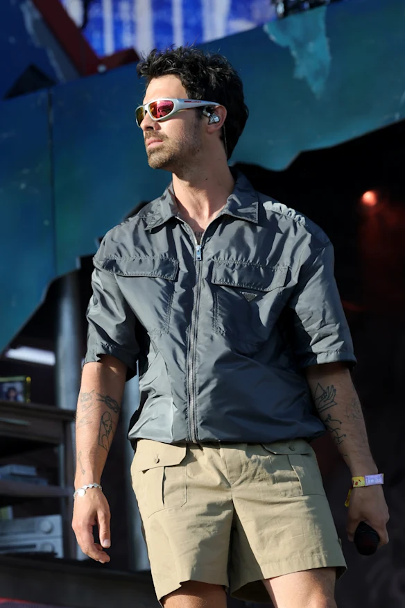 Joe Jonas dans un look Prada empruntant au style utilitaire de Steve Irwin à Coachella.