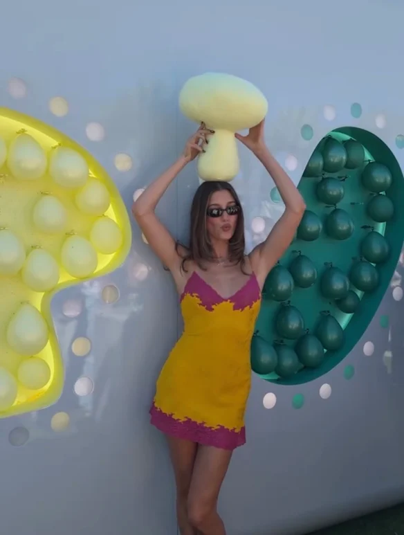 Hailey Bieber dans une robe nuisette Christian Dior des années 90 lors de l'activation du patch Rhode Pimple à Coachella. 