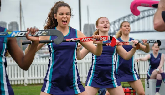 Charlotte MacInnes, à gauche, incarne une écolière privée envoyée chez son cousin de campagne dans The Deb.