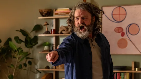 Zach Galifianakis dans le rôle du milliardaire amer Bardolph dans The Audacity.