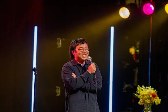 Aaron Chen se produit dans son nouveau stand-up spécial Netflix, Funny Garden.