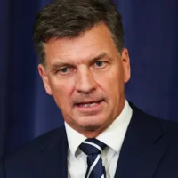 Le chef de l’opposition affirme que les migrants drainent la nation