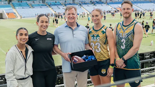 La NFL est arrivée dans le Queensland : (de gauche à droite) la capitaine du flag-football mexicain Diana Flores, l'ambassadrice mondiale du flag-football Kodie Fuller, le commissaire de la NFL Roger Goodell, la star féminine australienne Abbie Leyshon et la star masculine australienne Jared Stegman.