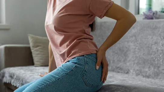 De longues périodes de position assise peuvent conduire à ce qu'on appelle le syndrome des fesses mortes.