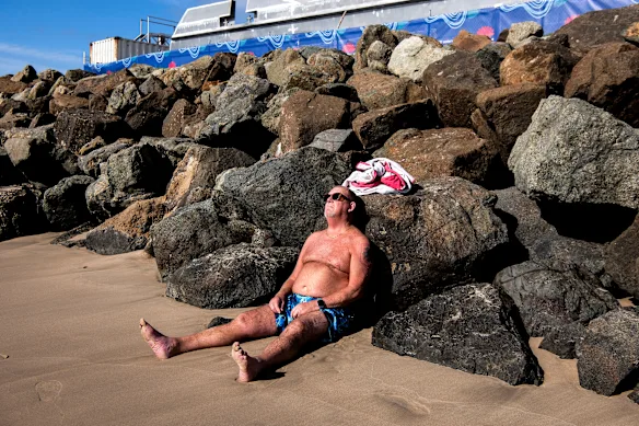 Profiter du soleil à Wollongong lors d’une chaude journée d’automne le 8 avril.