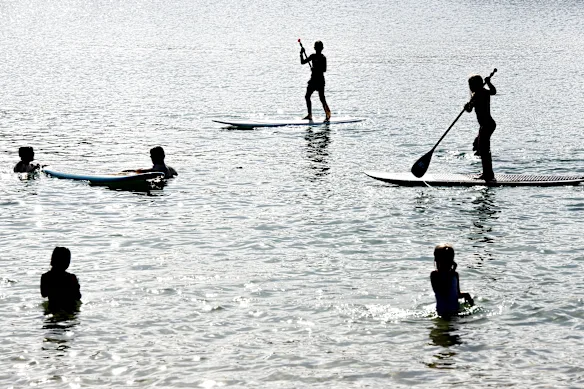 Les amateurs de plage profitent du port de Wollongong par une chaude journée du 8 avril.