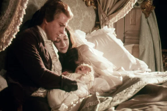 Marisa Berenson et Ryan O'Neal dans le film Barry Lyndon, écrit et réalisé par Stanley Kubrick.