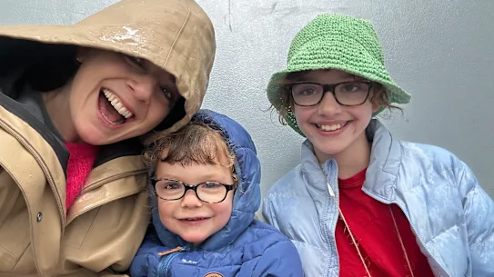 Caroline, Mattea et Sabina Massola à l'intérieur de la sculpture de James Turrell à la National Gallery. Mattea, 3 ans, souffre du syndrome de Jansen-de Vries et utilise le NDIS.