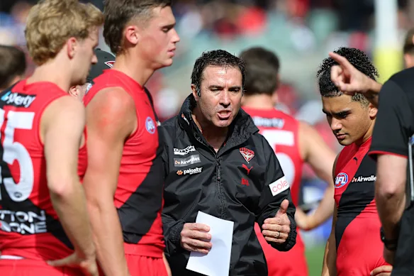 L'entraîneur d'Essendon, Brad Scott, implore ses joueurs lors de la victoire de samedi dernier contre Melbourne.