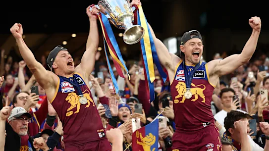 Dayne Zorko et Lachie Neale célèbrent un autre mandat de Premier ministre.