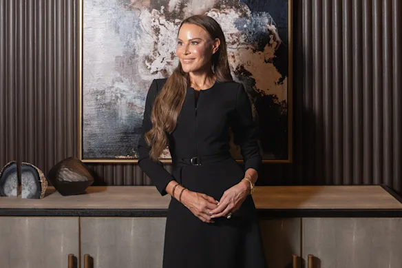 La créatrice Karen Gee porte une robe de sa collection de prêt-à-porter chez elle à Sydney en 2024.