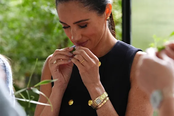 Meghan, duchesse de Sussex, participe à une séance de thérapie avec des patients lors de sa visite au Royal Children's Hospital. 