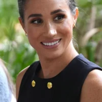 La duchesse porte la créatrice australienne Karen Gee à Melbourne