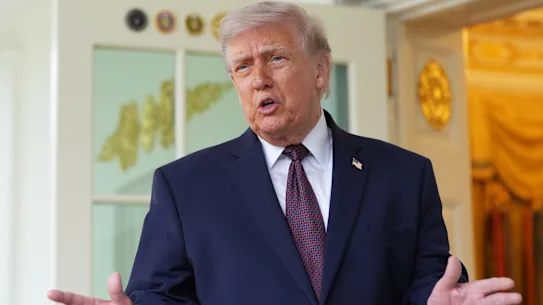 Trump s'entretient lundi avec des journalistes à la Maison Blanche.