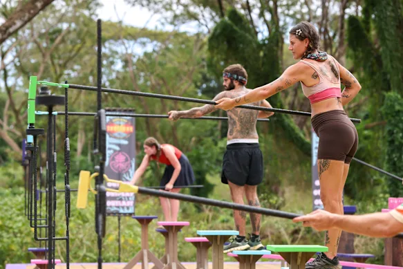 Caleb Beeby (au milieu) avec Keeley Jenkinson (à gauche) et Sally Foord dans l'un des derniers défis d'Australian Survivor.