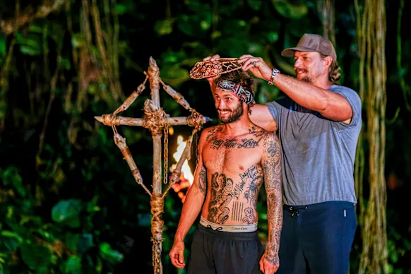 Caleb Beeby reçoit le collier d'immunité des mains de l'animateur David Genat après avoir remporté le défi final.