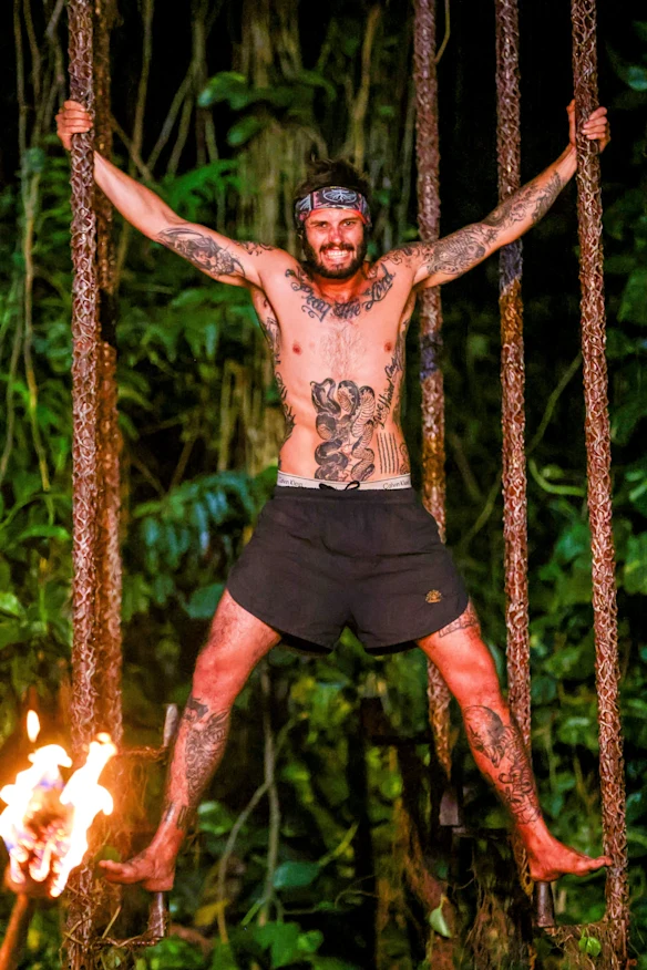 Caleb Beeby lors du dernier défi d'immunité, où il est resté debout sur de petites chevilles en bois pendant plus de quatre heures. 