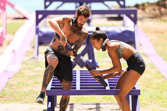 Caleb Beeby et Brooke Jowett font équipe pour relever un défi dans Australian Survivor.