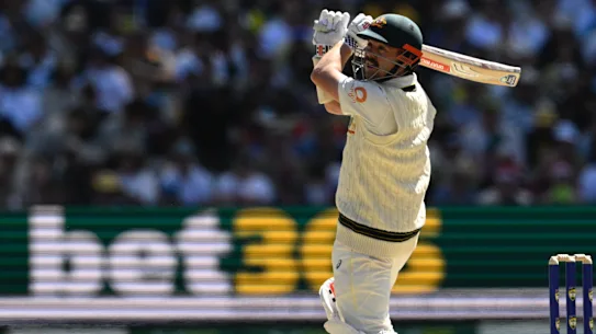 Travis Head en action lors du Boxing Day Test au MCG, avec la publicité Bet365 en arrière-plan.