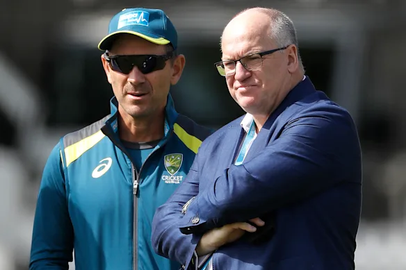 L'ancien président de Cricket Australia, Earl Eddings, avec Justin Langer lors de la tournée Ashes en 2019.