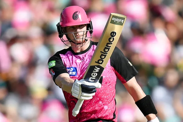 Steve Smith célèbre son troisième siècle record de Big Bash.