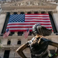 Le prix du pétrole augmente, les actions locales rebondissent ; Les marchés américains stables