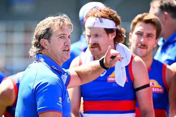 L'entraîneur des Western Bulldogs, Luke Beveridge, met ses joueurs à l'épreuve lors d'un match de pré-saison contre les Swans à Whitten Oval en février.