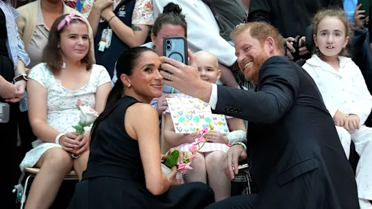 Meghan, duchesse de Sussex et le prince Harry, duc de Sussex posent pour un selfie avec des enfants et leurs familles lors d'une visite au Royal Children's Hospital.