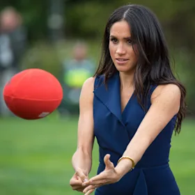 Meghan, la duchesse de Sussex, tire un handball lors d'une visite à la Government House en 2018.