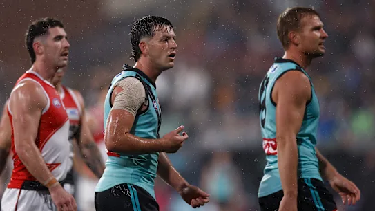 Un Zak Butters perplexe après qu’une pénalité de 50 mètres ait été payée contre Port Adelaide. 
