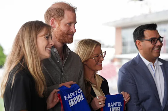 Harry a reçu des maillots des Western Bulldogs avec les noms de ses enfants Archie et Lilibet.
