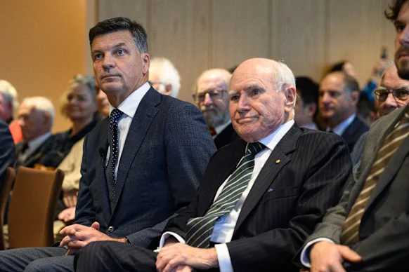 Le chef de l'opposition Angus Taylor (à gauche) et l'ancien premier ministre John Howard se rendent au Menzies Research Center plus tôt cette semaine.