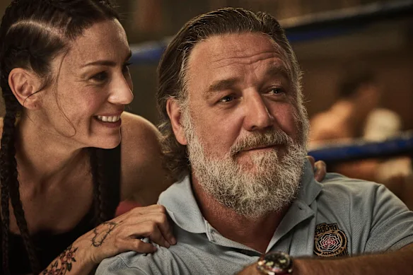 Amy Shark et Russell Crowe en tant qu'entraîneurs fille-père qui entraînent Patton à revenir à la compétition.