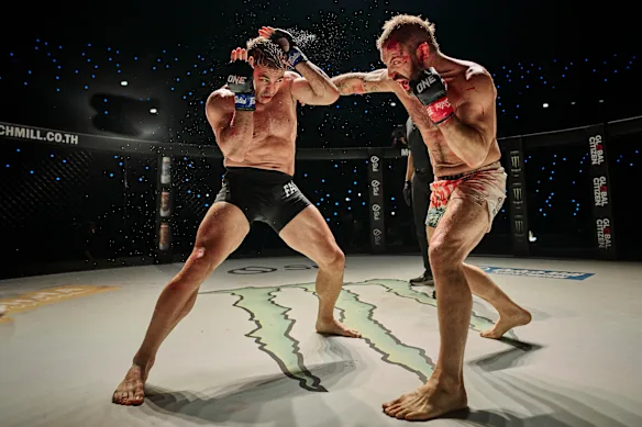 Les scènes de combat ont été étroitement chorégraphiées par Bren Foster, à gauche. Mais cela ne voulait pas dire qu’ils n’étaient pas blessés. 