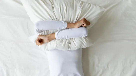 Mon partenaire s’oppose également à ce que je m’allonge – ou même m’assoie – sur le lit avec des « vêtements d’extérieur », ce qui est tout aussi absurde et déraisonnable.