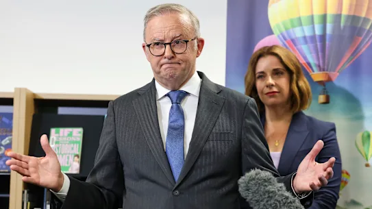 Le Premier ministre Anthony Albanese a défendu le recours ministériel aux avantages de voyage, insistant sur le fait qu'il n'établissait pas de règles avant de reculer après des semaines de pression.