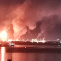 L&rsquo;incendie de la raffinerie Viva Energy affecte la production de pétrole et envoie de la fumée toxique sur Corio
