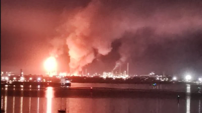 L'incendie de la raffinerie Viva Energy affecte la production de pétrole et envoie de la fumée toxique sur Corio