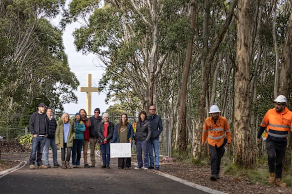 Ben Gill, militant du VNPA, les conseillers du Macedon Ranges Shire et les membres de la communauté sur le site mercredi.