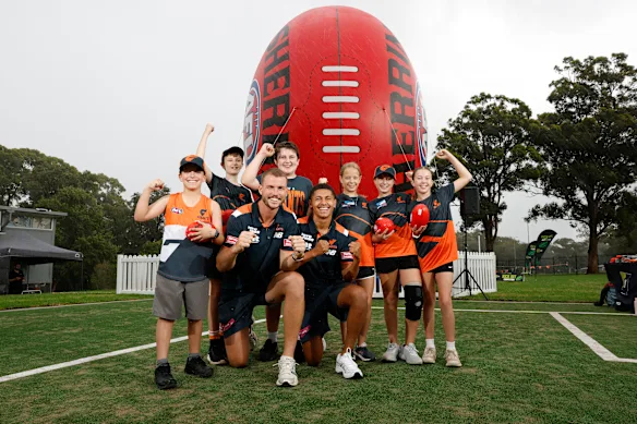 Kieren Briggs et Josaia Delana des Giants posent pour une photo avec des étudiants lors de l'AFL Western Sydney 2025