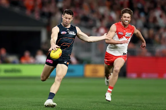 La star des GWS Giants, Toby Greene, en action contre les Swans.