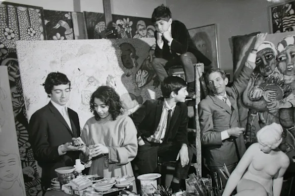 La famille Mora dans l'atelier de Mirka à l'hôtel Tolarno en 1967. De gauche à droite : Philippe, Mirka, William, Tiriel (sur une échelle) et Georges.