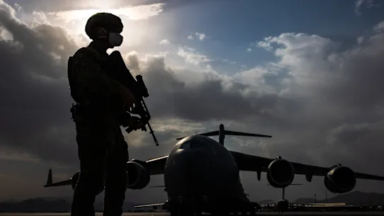 Les gardes de défense de l'aérodrome de la Royal Australian Air Force assurent la sécurité des avions à l'aéroport international Hamid Karzai de Kaboul