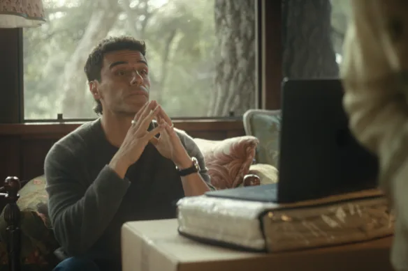   Oscar Isaac dans le rôle du manager du country club Josh Martin dans Beef.