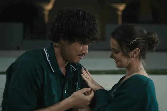 Charles Melton dans le rôle d'Austin Davis et Cailee Spaeny dans le rôle d'Ashley Miller dans Beef.