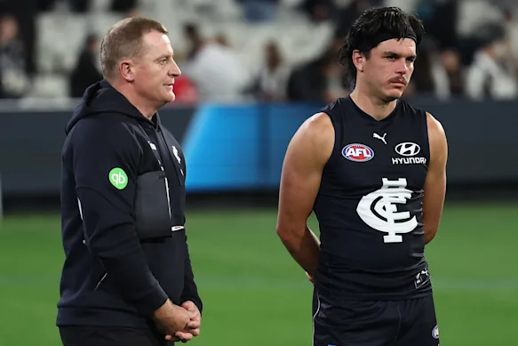 Michael Voss et Elijah Hollands après la défaite des Blues contre Collingwood.