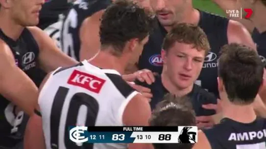 Talor Byrne est consolé par les joueurs de Carlton et Collingwood, dont Scott Pendlebury.